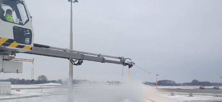 Flugzeugflügel werden enteist