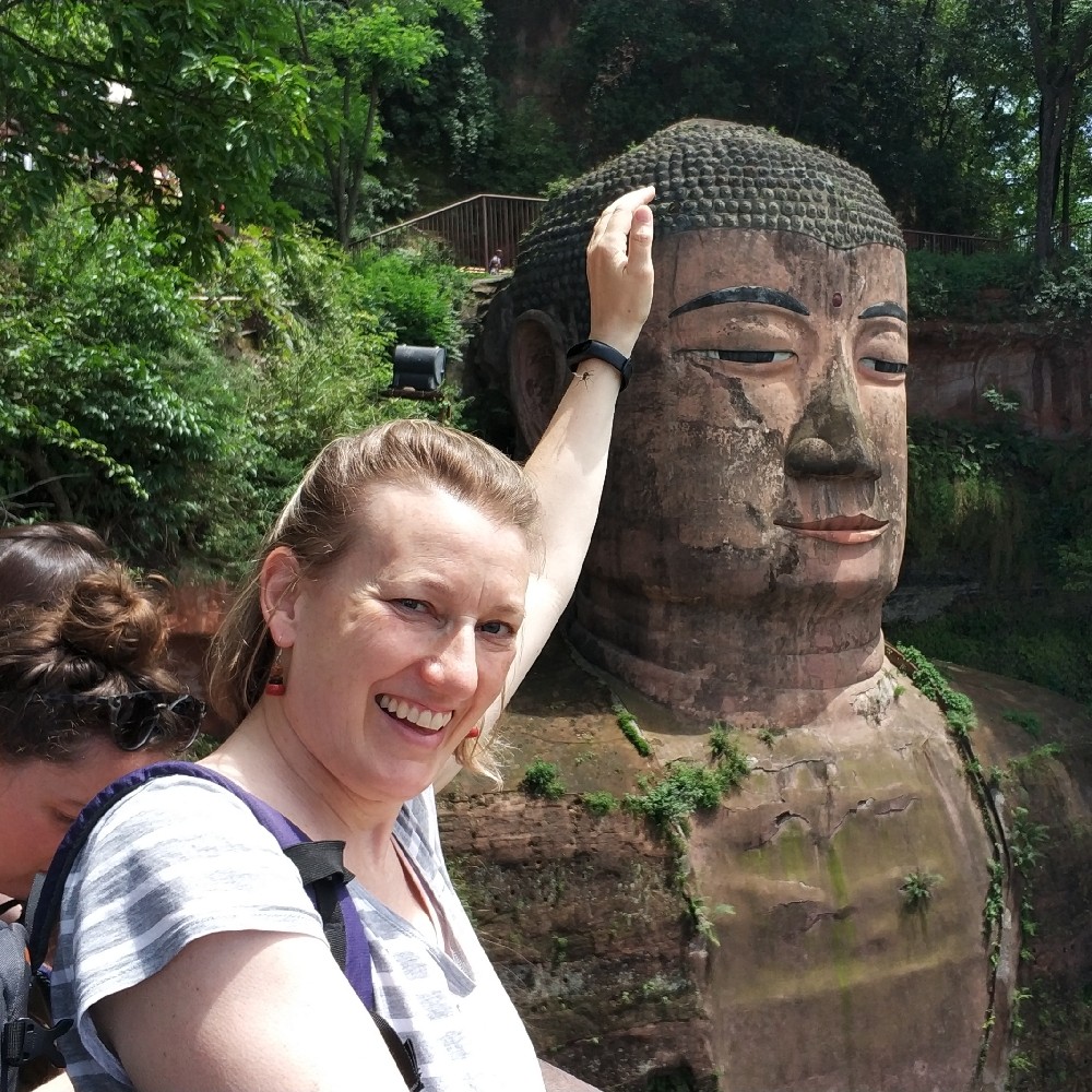 Doris streichelt den großen Buddha