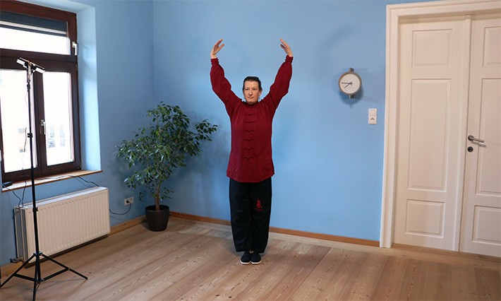 doris zeigt eine zhineng qigong übung