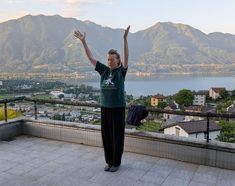 doris zeit auf der terasse eine qigong uebung vor