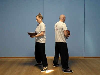 doris und ivo üben taijiball im duo